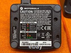 2 x MOTOROLA RMM2050 ON SITE 2 WAY RADIO W BATTERY, CHARGER PMLN6383A / CLIP ONS