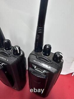 2x Motorola CP185 Two Way Radio UHF 435-480mhz 16Ch AAH03RDF8AA7AN Withbatteries