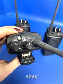 3x Motorola EVX-261-G7-5 EVX-261-G6-5 Two Way Radio W Batteries