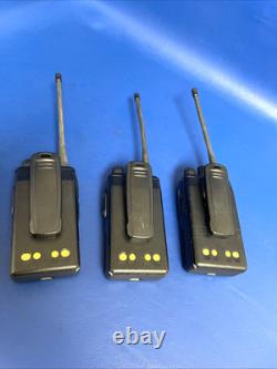 3x Motorola EVX-261-G7-5 EVX-261-G6-5 Two Way Radio W Batteries