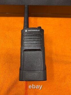 6 x MOTOROLA RMM2050 ON SITE 2 WAY RADIO With 6 PORT CHARGER PMLN6387A / CLIP ONS