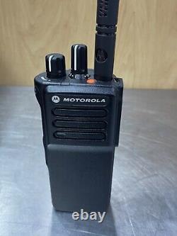 EUC Motorola XPR 7350e AAH56JDC9WA1AN VHF Two Way Radio 150.8-173.4 MHz Charger