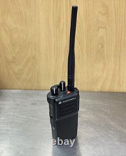 EUC Motorola XPR 7350e AAH56JDC9WA1AN VHF Two Way Radio 150.8-173.4 MHz Charger