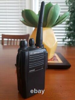 LOOKMOTOROLA EX500 403-470 MHz UHF Two Way Radio AAH38RDC9AA3AN With Extras