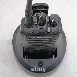 LOT OF 5 Motorola EVX-261-G7-5 UHF 470-512 MHz Two Way Radio With Charging base