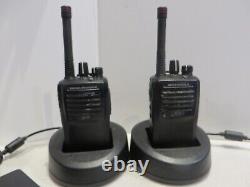Lot of 2 MOTOROLA VX-261-G7-5 UHF 450-512MHz 5 Watt 16Ch Two Way Radios withBatt