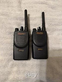 Lot of 2 Motorola BPR40 UHF 16ch radios & (2) Chargers AAH84RCJ8AA1AN