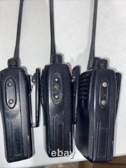 Lot of 6 Motorola/Vertex Standard VX-261-G7-5 UHF Two-Way Radios full set J233