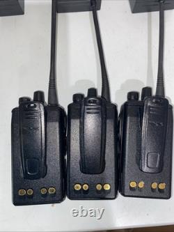 Lot of 6 Motorola/Vertex Standard VX-261-G7-5 UHF Two-Way Radios full set J233
