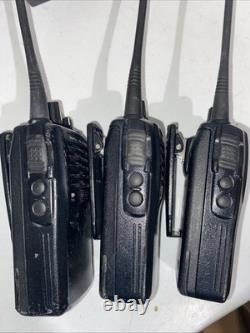 Lot of 6 Motorola/Vertex Standard VX-261-G7-5 UHF Two-Way Radios full set J233