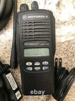 MOTOROLA HT1250LS+ 200MHz portable radio AAH25MDF4DP5AN Two Way Radio