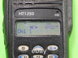 MOTOROLA HT1250 Model III UHF 403-470MHz 128ch 5w Two Way Radio AAH25RDH9AA6AN