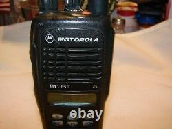 MOTOROLA HT1250 VHF 136-174 MHz AAH25KDF9AA5AN TWO WAY RADIO W A DEAD BATTERY 1