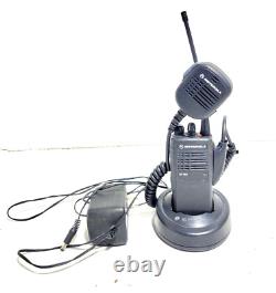 MOTOROLA HT750 MODEL AAH25RDC9AA3AN UHF PORTABLE RADIO With HMN9053E MICROPHONE