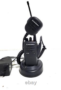 MOTOROLA HT750 MODEL AAH25RDC9AA3AN UHF PORTABLE RADIO With HMN9053E MICROPHONE