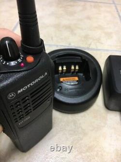 MOTOROLA HT750 TWO WAY PORTABLE RADIO UHF 450-512MHz 16ch AAH25SDC9AA3AN