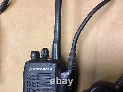 MOTOROLA HT750 VHF 136-174 MHz 16CH 5W Conventional Two-Way Radio AAH25KDC9AA3AN