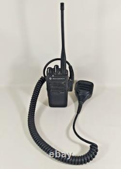 MOTOROLA XPR 3300e UHF DIGITAL TWO WAY RADIO BLACK MIC TESTED/WORKS 403-512 MHz