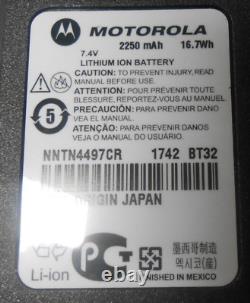 Motoro Two Way Radio AAH01QDC9JC2AN WithCHARGING BASE-TESTED (SCRATCH MARKINGS)