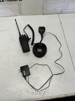 Motorola AAH01QDC9JC2AN Two Way Radio with PMMN4029A Mic Charger Battery. Y-438