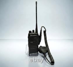 Motorola AAH25RDC9AA3AN HT750 Portable Two Way Radio With PMMN4021A Mic 7.5V DC