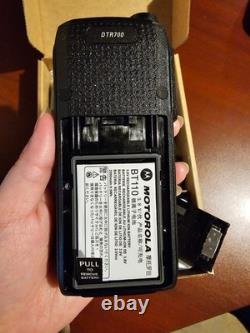 Motorola DTR700 50 Channel 900 MHz Two Way Radio Walkie (Comes with orig box)