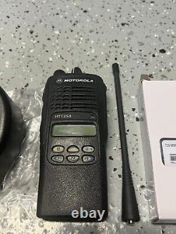 Motorola HT1250 UHF 450-512MHz Two-Way Radio AAH25SDF9AA5AN with New Accessories