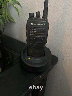 Motorola HT750 AAH25SDC9AA3AN Two-Way 16-Channel Radio