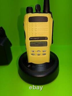 Motorola Ht1250ls+ Portable Uhf Transceiver With Accessories (guaranteed)