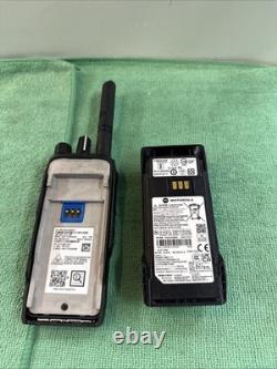 Motorola MOTOTRBO R2 Portable Two-Way Radio UHF WithSpeaker-Mic and charger