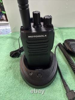 Motorola MOTOTRBO R2 Portable Two-Way Radio UHF WithSpeaker-Mic and charger