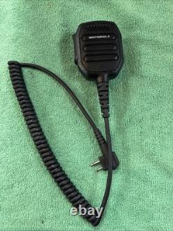 Motorola MOTOTRBO R2 Portable Two-Way Radio UHF WithSpeaker-Mic and charger
