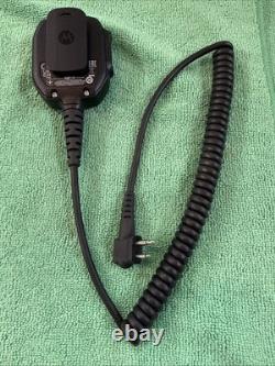 Motorola MOTOTRBO R2 Portable Two-Way Radio UHF WithSpeaker-Mic and charger