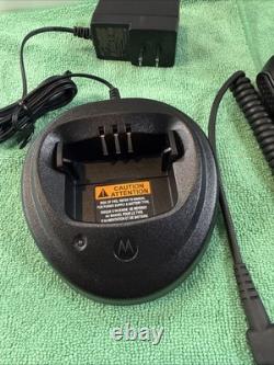 Motorola MOTOTRBO R2 Portable Two-Way Radio UHF WithSpeaker-Mic and charger