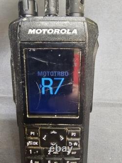 Motorola MOTOTRBO R7 403-512 MHz UHF Two Way Radio w Charger AAH06RDN9WA1AN