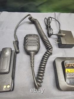 Motorola MOTOTRBO R7 403-512 MHz UHF Two Way Radio w Charger AAH06RDN9WA1AN