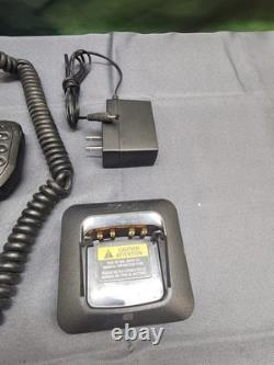 Motorola MOTOTRBO R7 403-512 MHz UHF Two Way Radio w Charger AAH06RDN9WA1AN