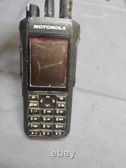 Motorola MOTOTRBO R7 403-512 MHz UHF Two Way Radio w Charger AAH06RDN9WA1AN