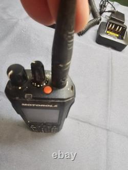 Motorola MOTOTRBO R7 403-512 MHz UHF Two Way Radio w Charger AAH06RDN9WA1AN