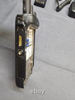 Motorola MOTOTRBO R7 403-512 MHz UHF Two Way Radio w Charger AAH06RDN9WA1AN
