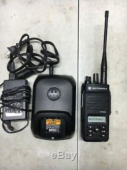 Motorola MOTOTRBO XPR3500e UHF AAH02RDH9VA1AN Two Way Radio w Charger