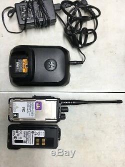 Motorola MOTOTRBO XPR3500e UHF AAH02RDH9VA1AN Two Way Radio w Charger