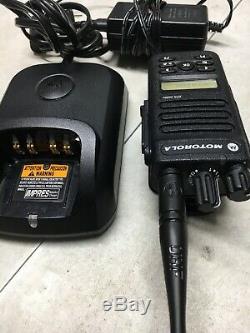 Motorola MOTOTRBO XPR3500e UHF AAH02RDH9VA1AN Two Way Radio w Charger