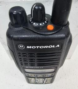 Motorola MTX8250 LS 800 MHz 16 Channel 2 Watt Portable Radio (Complete Kit)