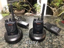 Motorola MagOne BPR40 Two Way Hand-Held Radios Walkie Talkie Set of 2 withBASES