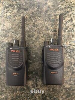Motorola MagOne BPR40 Two Way Hand-Held Radios Walkie Talkie Set of 2 withBASES