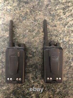 Motorola MagOne BPR40 Two Way Hand-Held Radios Walkie Talkie Set of 2 withBASES