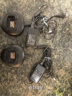 Motorola MagOne BPR40 Two Way Hand-Held Radios Walkie Talkie Set of 2 withBASES
