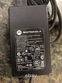 Motorola MagOne BPR40 Two Way Hand-Held Radios Walkie Talkie Set of 2 withBASES