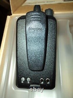 Motorola Mag One BPR40 UHF 450 470 Mhz Portable Two Way Radio AAH84RCS8AA1AN